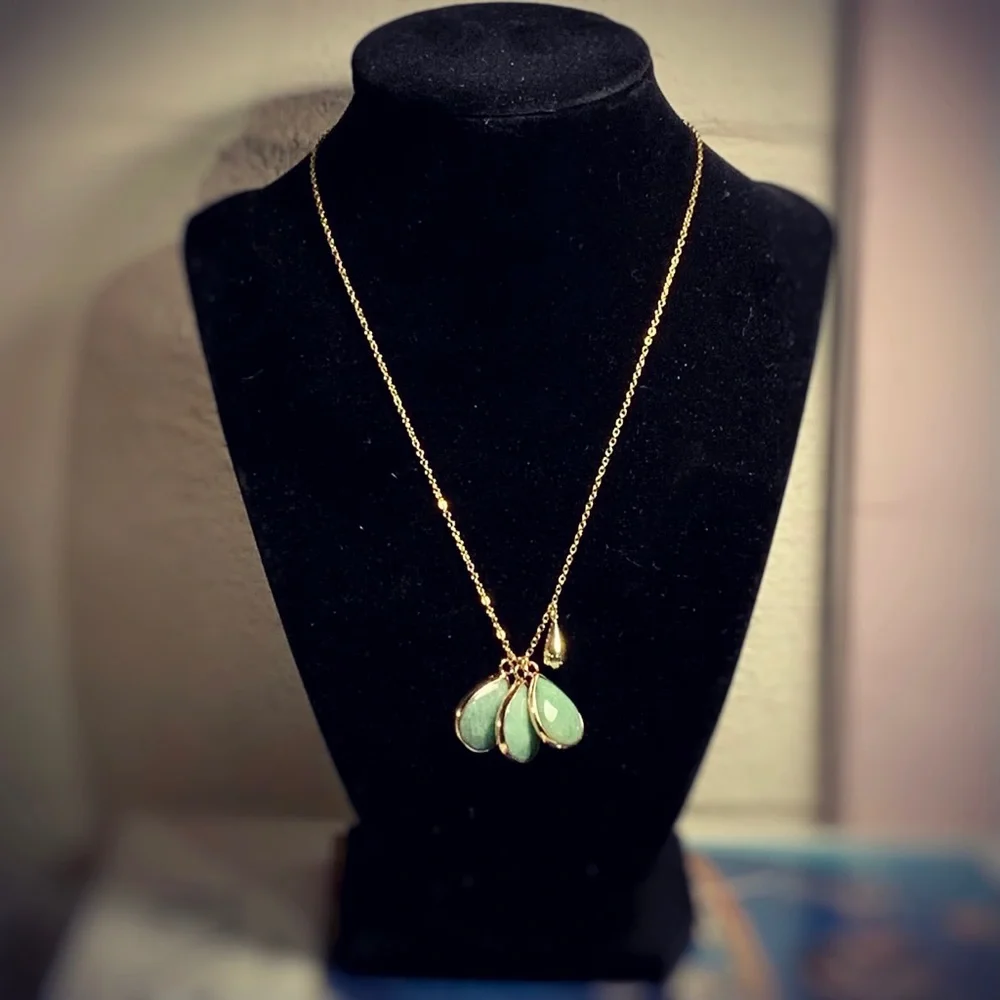 NEW Meghan Markle Inspired Genuine Aventurine Gemstone Pendant Goldtone Necklace - Picture 2 of 9